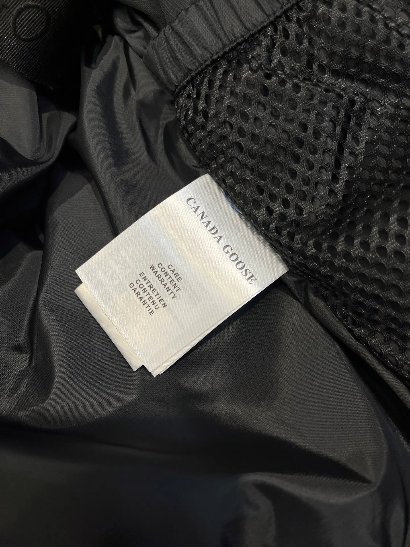 P720 high-end version (new version of Big Goose 01) Canada Goose Canada Goose #Chilliwack 7999M bomber jacket short down jacket/01 model #Men and Women Same Style# ➖ Genuine synchronous anti-counterfeiting chip sensor! ➖ Imported 21S polyester-cotton blended original fabric [last year’s 16S/18S hard fabrics have been completely eliminated, this year all use 21S genuine synchronous fabrics, the soft mid-strap feels delicate and textured], genuine synchronous Feather-Light 10D waterproof coating fabric, made of 84.5 polyester fiber and 15.5 cotton, 100% the best feel in the entire network! ➖ The genuine official website is synchronized with the national standard 80 white duck down, you can check the official website customer service, there will never be a series of misleading claims such as 90 down or goose down! ➖ Using the best nylon lining with double double-layer sealing design, velvet-proof No. 7 needle + grid-filled down ready-made garments, there is 100% no so-called velvet running! ➖ The cuffs are designed with thickened seamless threads, and the collar and pockets are lined with top-quality polar fleece to keep you warm and comfortable! ➖ Yoshida YKK provides original custom-made electroplated sliders. YKK two-way lockable zippers are tight and smooth and will not peel off paint! ➖ 3M composite guarantees that the Velcro is the same as the original, durable, and all accessories and hardware are custom-made! ➖ Imported BEHRINGER embroidery machine to customize the 10,000-needle embroidery logo, 98% of which can be reproduced to restore the original logo. You can check and compare on the official website! ➖ The fur collars are all made of large pieces of Western Canadian blue wolf hide, ensuring that each fur collar is 13-15cm wide!   Size:XS-XXL